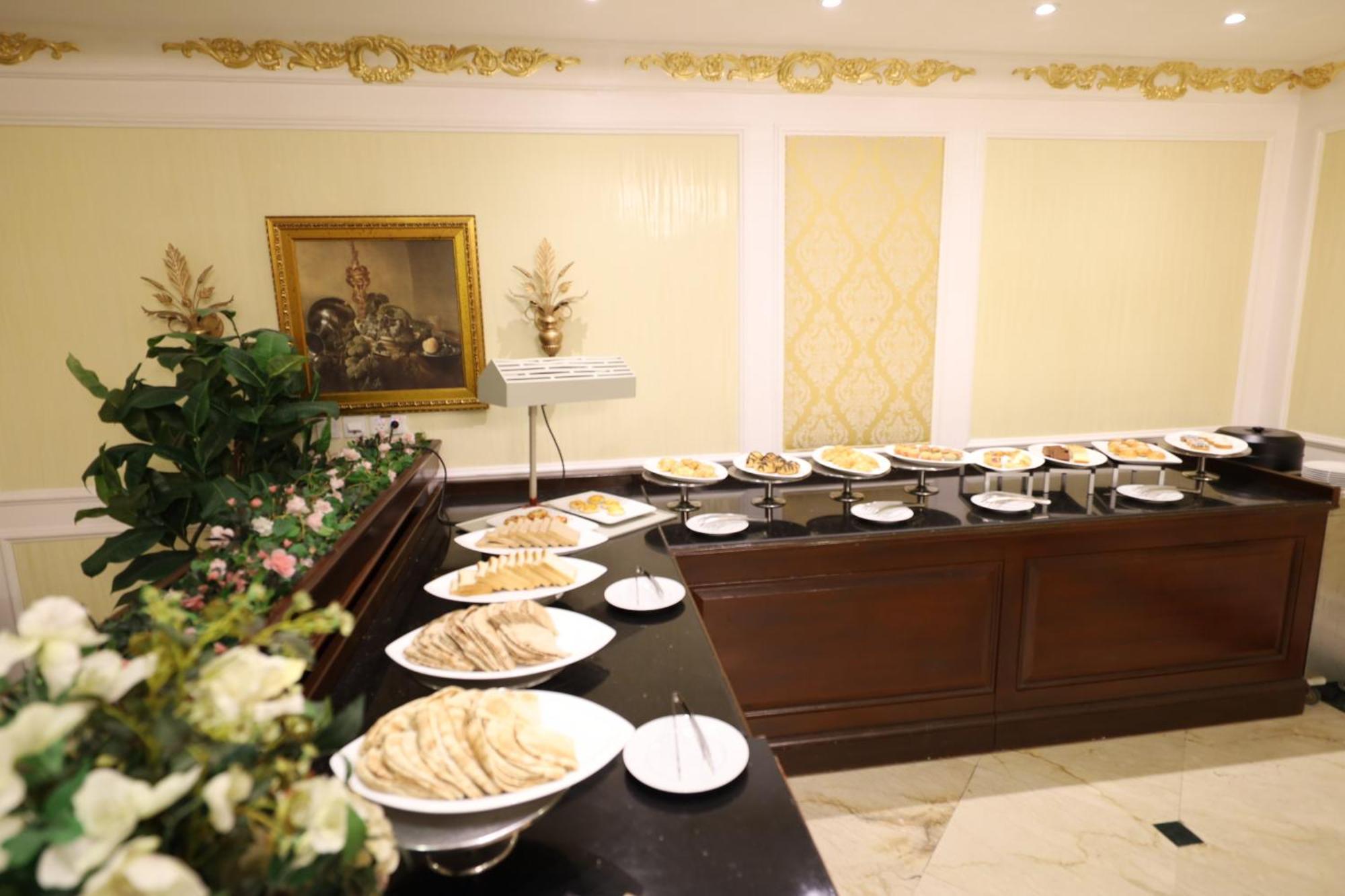 Habitat All Suites, Al-Khubar Exteriér fotografie A buffet at a hotel